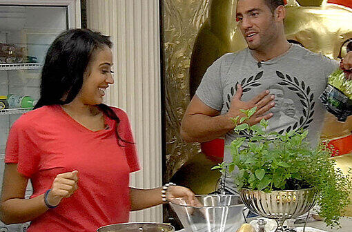 ...und flirtet mit Boxer Manuel Charr.