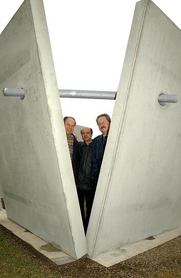 Der Kunstmäzen: Die Stadtsparkasse  stiftet eine Skulptur für Neuperlach.Im Bild neben Harald Strötgen der Künstler Kay Winkler und OB Christian Ude.