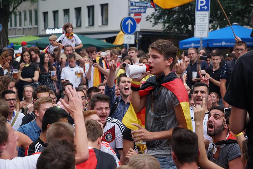 München steht Kopf und feiern den Einzug der deutschen Nationalmannschaft ins Halbfinale der Weltmeisterschaft!