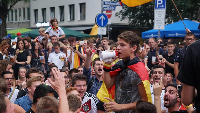 München steht Kopf und feiern den Einzug der deutschen Nationalmannschaft ins Halbfinale der Weltmeisterschaft! München steht Kopf und feiern den Einzug der deutschen Nationalmannschaft ins Halbfinale der Weltmeisterschaft!