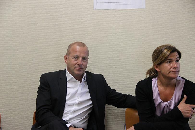 Warten vor dem Gerichtssaal: Schauspieler Heino Ferch und seine Frau Marie-Jeanette sagten vergangenen Montag in München als Zeugen aus.