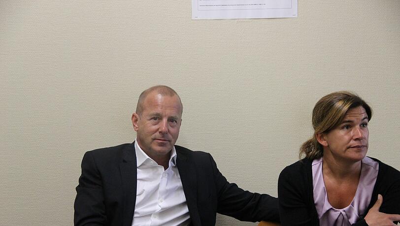 Warten vor dem Gerichtssaal: Schauspieler Heino Ferch und seine Frau Marie-Jeanette sagten vergangenen Montag in München als Zeugen aus. Warten vor dem Gerichtssaal: Schauspieler Heino Ferch und seine Frau Marie-Jeanette sagten vergangenen Montag in München als Zeugen aus.