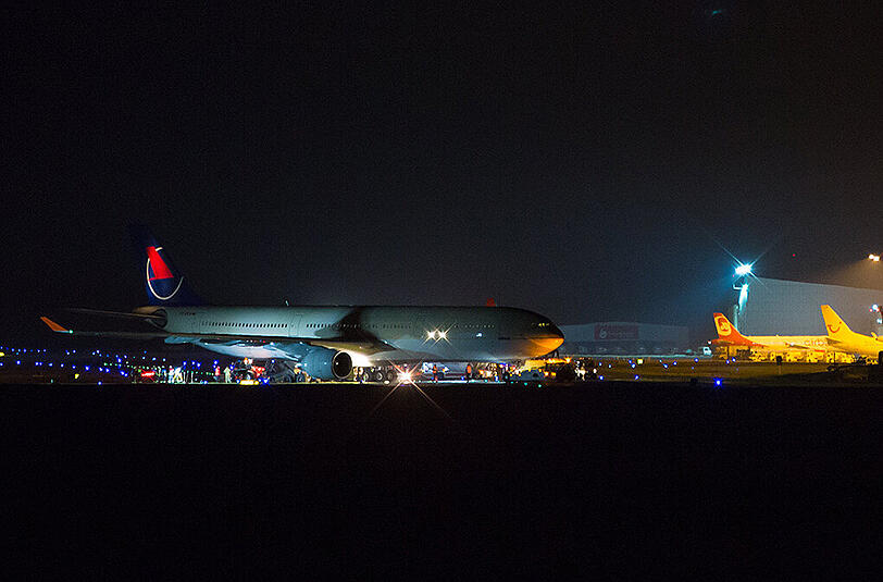 Bei der Landung auf dem Nürnberger Flughafen ist ein Airbus A330 von der Landebahn gerutscht. Die Bilder von der Bergung.