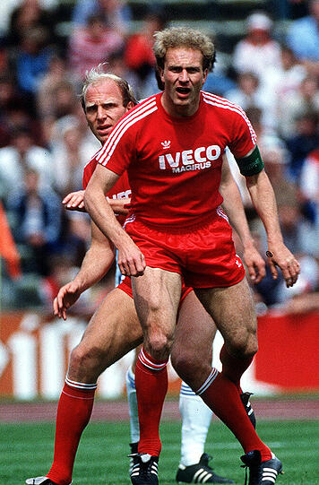 2. Karl-Heinz Rummenigge &ndash; der Torjägerteil von "Breitnigge": Als Vorstandsboss des FC Bayern (61) lenkt er heute die Geschicke des Vereins, ab 1974 half er, zwei Europapokale der Landesmeister zu gewinnen. Trickreich, schnell. Nach Paul Breitners Rückkehr aus Madrid der Vollstrecker von dessen Vorlagen. 196 Tore in 394 Pflichtspielen.