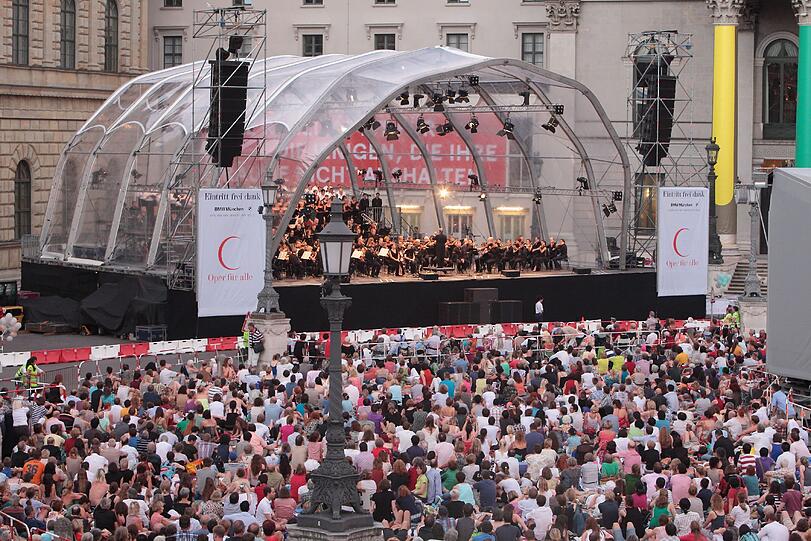 Konzerte von "Oper für alle" fanden in den letzten Jahren meist am Marstallplatz statt. Heuer wird wieder vor der Oper gespielt.