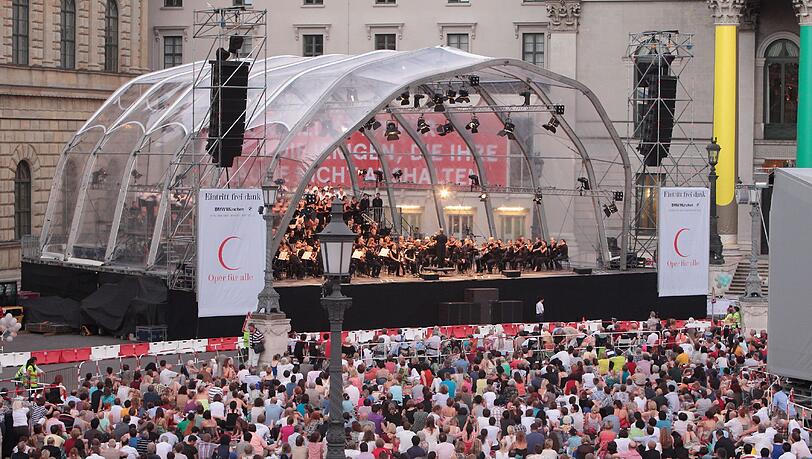Konzerte von "Oper für alle" fanden in den letzten Jahren meist am Marstallplatz statt. Heuer wird wieder vor der Oper gespielt. Konzerte von "Oper für alle" fanden in den letzten Jahren meist am Marstallplatz statt. Heuer wird wieder vor der Oper gespielt.