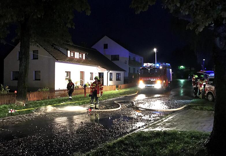 Nach Hagel und Starkregen standen in Otting rund 80 Haushalte bis zu einem Meter hoch unter Wasser.