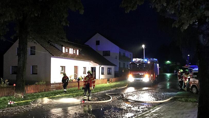 Nach Hagel und Starkregen standen in Otting rund 80 Haushalte bis zu einem Meter hoch unter Wasser. Nach Hagel und Starkregen standen in Otting rund 80 Haushalte bis zu einem Meter hoch unter Wasser.