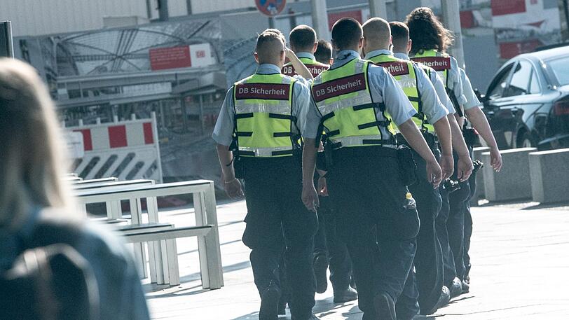 Mitarbeiter der DB-Sicherheit gehen zu ihrem Einsatzort am Hauptbahnhof.