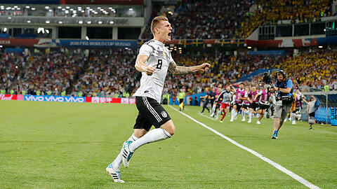 Toni Kroos jubelt nach seinem Traumtor gegen Schweden in der Nachspielzeit.