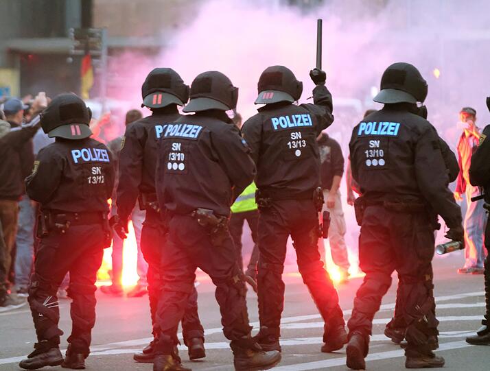 Chemnitz hat sich innerhalb von wenigen Stunden zum Pulverfass entwickelt. Nach dem gewaltsamen Tod eines 35-Jährigen marschierten innerhalb kürzester Zeit rechte Demonstranten auf - ihnen stellten sich am Montag linke Demonstranten gegenüber. Um ein unmittelbares Aufeinandertreffen zu verhindern, rückte die Polizei mit Hundertschaften an. Die Bilder aus Chemnitz.