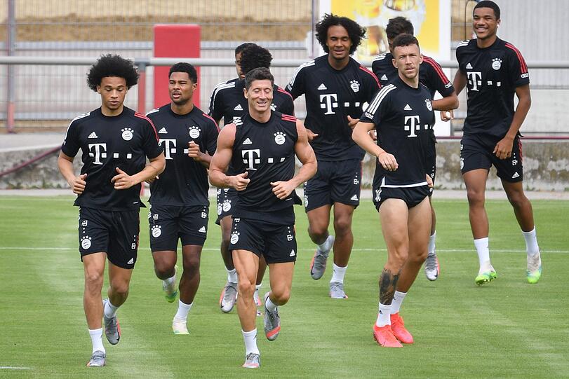 Warmlaufen für Bayerns Neuzugänge um Leroy Sané mit dem Team.
