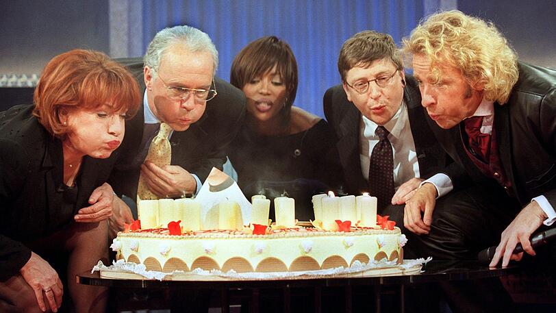 Großer Spaß und Erfolg: Gottschalk mit den "Wetten, dass..?"-Gästen (v. l.) Hannelore Hoger, Franz Beckenbauer, Naomi Campbell und Bill Gates.