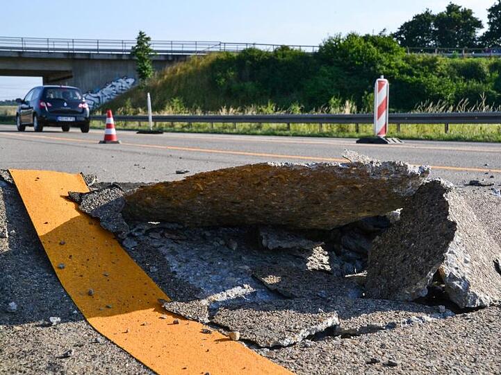 Wegen der großen Hitze ist eine Betonfahrbahn auf der Autobahn 5 am Ende einer Baustelle aufgebrochen. Foto: Rene Priebe/Archivbild