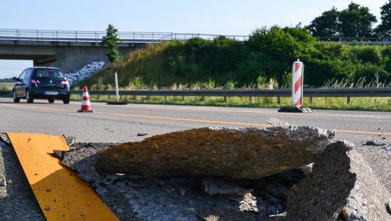 Wegen der großen Hitze ist eine Betonfahrbahn auf der Autobahn 5 am Ende einer Baustelle aufgebrochen. Foto: Rene Priebe/Archivbild Wegen der großen Hitze ist eine Betonfahrbahn auf der Autobahn 5 am Ende einer Baustelle aufgebrochen. Foto: Rene Priebe/Archivbild