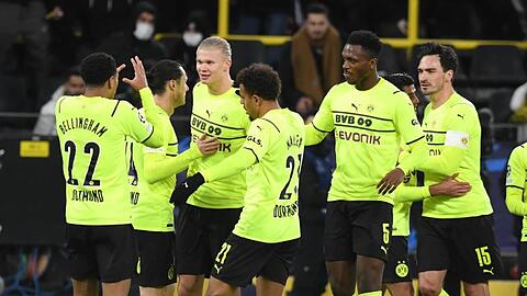 Dortmunds Spieler jubeln nach dem 4:0 durch den gerade eingewechselten Erling Haaland (3.v.l.).