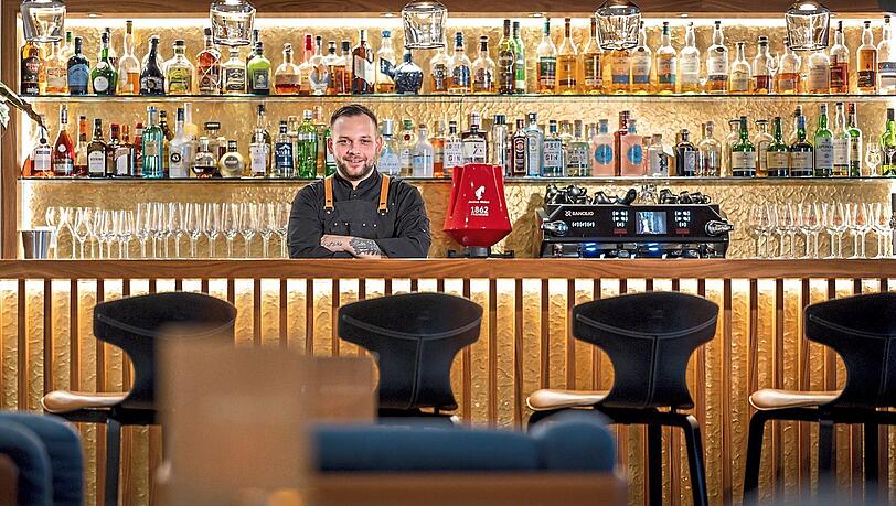Igor Koristovic, Head Bartender im Klosterhof in Bayerisch Gmain, wird hinterm Tresen gerne kreativ. Foto: Hotel Klosterhof/Günter Standl
