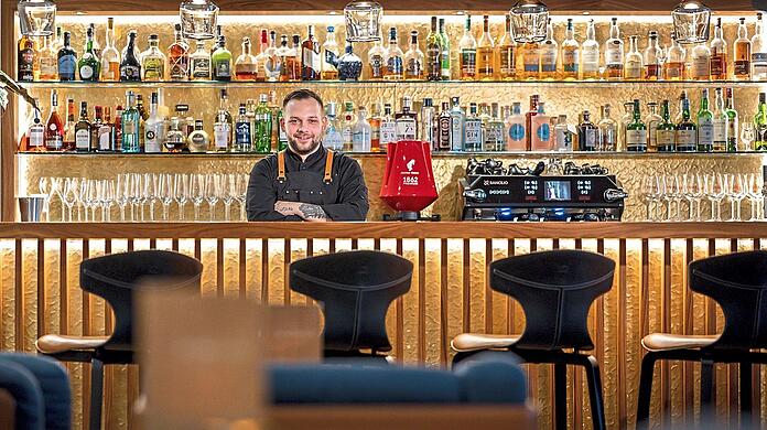 Igor Koristovic, Head Bartender im Klosterhof in Bayerisch Gmain, wird hinterm Tresen gerne kreativ. Foto: Hotel Klosterhof/Günter Standl