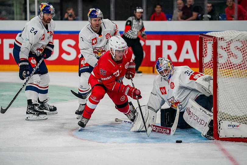 Sieggarant: Goalie Mathias Niederberger (r.) pariert gegen Rapperswils Tyler Moy.