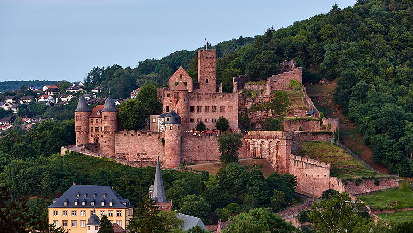 Über dem reizvollen Städtchen Wertheim erhebt sich die spektakuläre Burg Wertheim. Über dem reizvollen Städtchen Wertheim erhebt sich die spektakuläre Burg Wertheim.