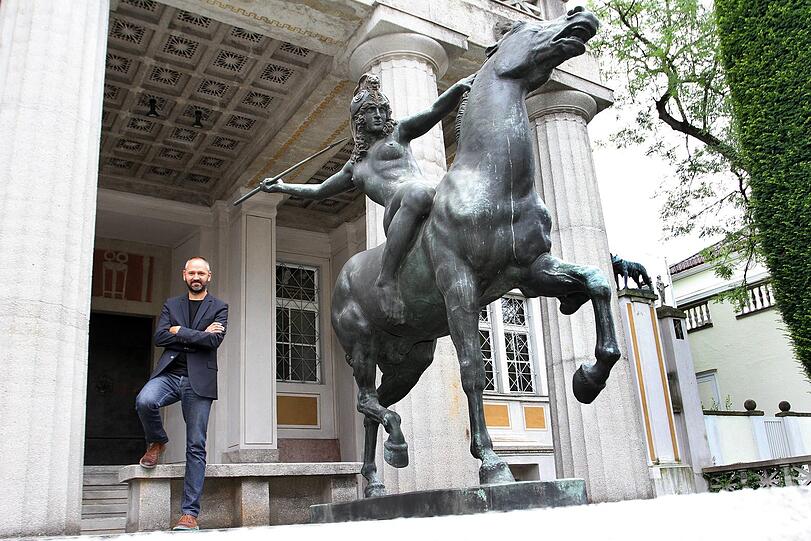 Museumschef Michael Buhrs vor der Villa Stuck.