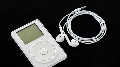 2001: Durch die wei&szlig;en Kopfh&ouml;rer war der erste iPod schon von Weitem zu erkennen.