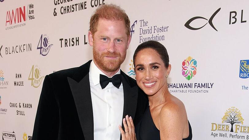 Prinz Harry und Herzogin Meghan strahlten Arm in Arm f&uuml;r die Fotografen in Kanada.