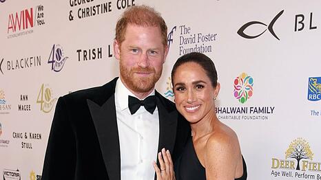 Prinz Harry und Herzogin Meghan strahlten Arm in Arm f&uuml;r die Fotografen in Kanada.