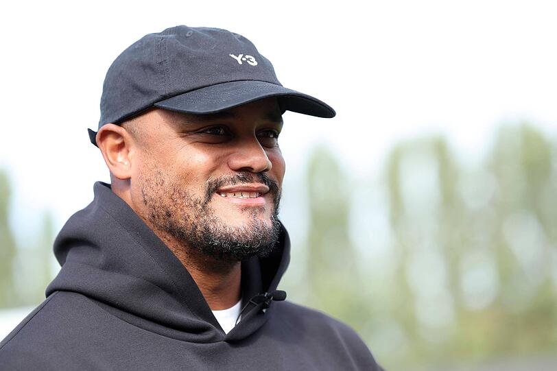 Kompany geht optimistisch ins Augsburg-Spiel. Kompany geht optimistisch ins Augsburg-Spiel.