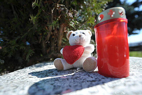 Ein Teddy und eine Kerze für die kleine Lea