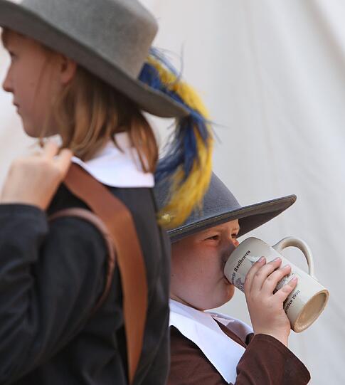 Kinder in historisch nachempfundenen Kostümen tanzen am Samstag (16.07.2011) auf dem "Tänzelfest" in Kaufbeuren.
