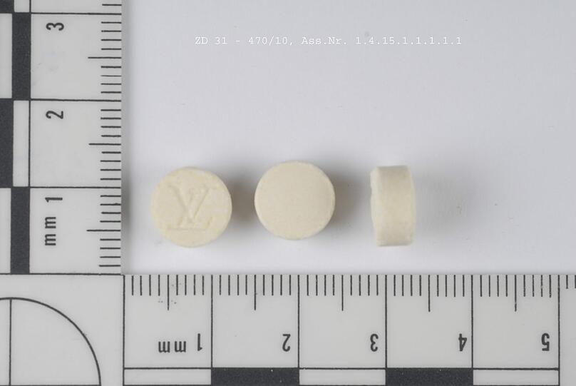 Im Juli und November 2010 hatten die Fahnder des Zollfahndungsamtes München in Rosenheim und Brannenburg 155 000 Mephedron-Tabletten sichergestellt. Die Bilder
