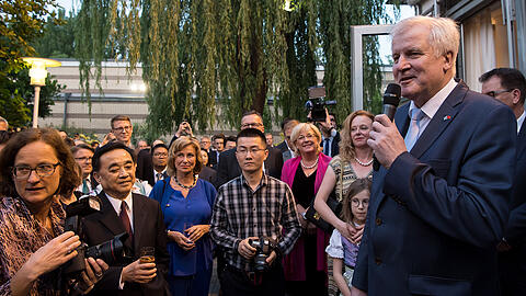 Der bayerische Ministerpräsident Horst Seehofer spricht in der Deutschen Botschaft in Peking (China) bei einem Empfang.