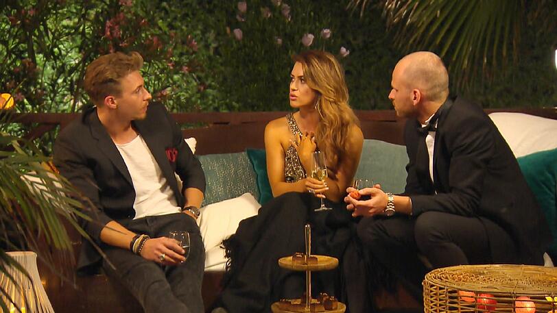 Jessica (Mi.) spricht mit David (li.) und Julez (re.)