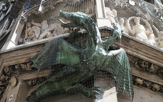Das sogenannte Wurmeck am Neuen Rathaus zeigt die Stelle, an der - der Sage nach - ein Lindwurm aus der Erde kroch und die Pest in der Stadt verbreitete.