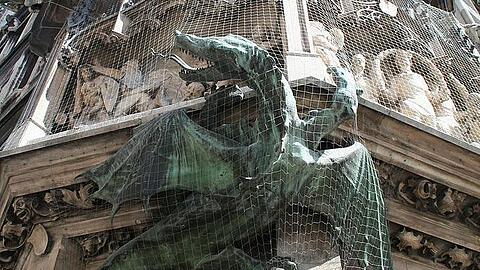 Das sogenannte Wurmeck am Neuen Rathaus zeigt die Stelle, an der - der Sage nach - ein Lindwurm aus der Erde kroch und die Pest in der Stadt verbreitete.