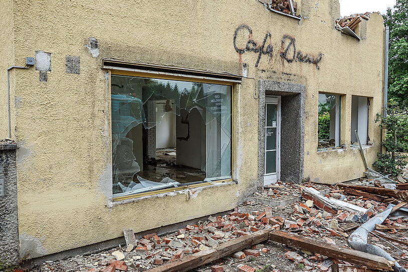 Trostlose Baustelle: Hier fallen die Mauern des alten Café-Deml-Hauses.