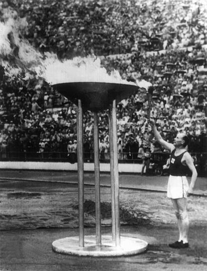 ... und entzündet das Olympische Feuer.
