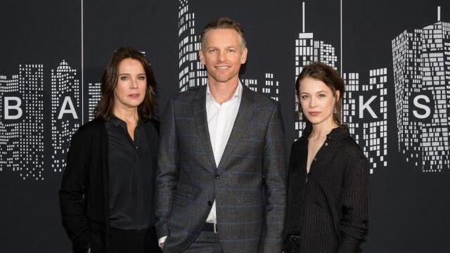 Désirée Nosbusch (l), Barry Atsma und Paula Beer spielen die Hauptrollen in "Bad Banks". Der ZDF-Mehrteiler ging bei den Emmys aber leer aus.