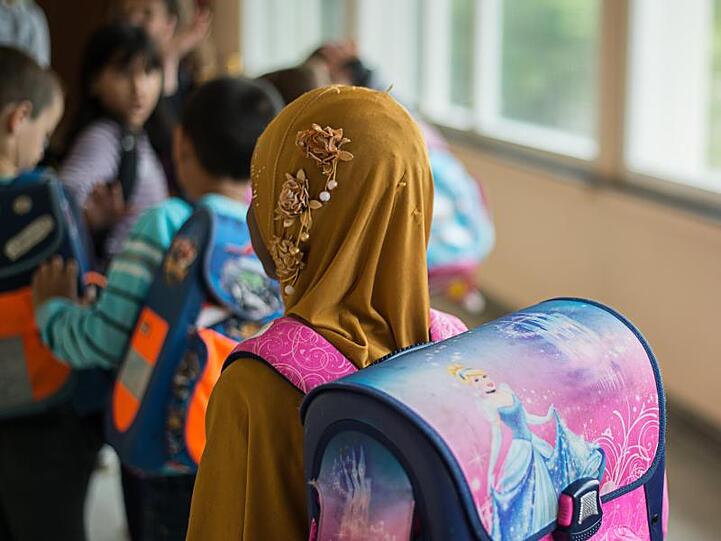 Das neue Kopftuchverbot in Österreich richtet sich explizit an junge Schülerinnen und gilt bis zum Ende des Schuljahres, in dem die Mädchen zehn Jahre alt werden.
