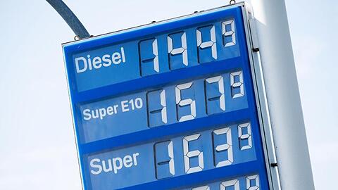 Eine Anzeigetafel an einer Tankstelle an der Autobahn A7 im Landkreis Heidekreis.