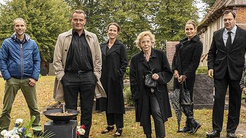 Ein kleiner Teil des Teams hinter der Serie "Das Begräbnis" (v.l.): Regisseur Jan Georg Schütte und die Schauspielerinnen und Schauspieler Devid Striesow, Claudia Michelsen, Christine Schorn, Anja Kling und Charly Hübner.
