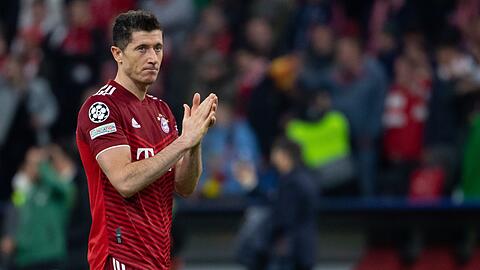 Robert Lewandowski von Bayern München steht nach einem Spiel auf dem Platz.