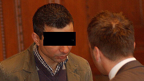 Vor Gericht: Der Taxifahrer Adnan A. (34) behauptete, dass er mit seiner Frau lediglich reden wollte. Vor Gericht: Der Taxifahrer Adnan A. (34) behauptete, dass er mit seiner Frau lediglich reden wollte.