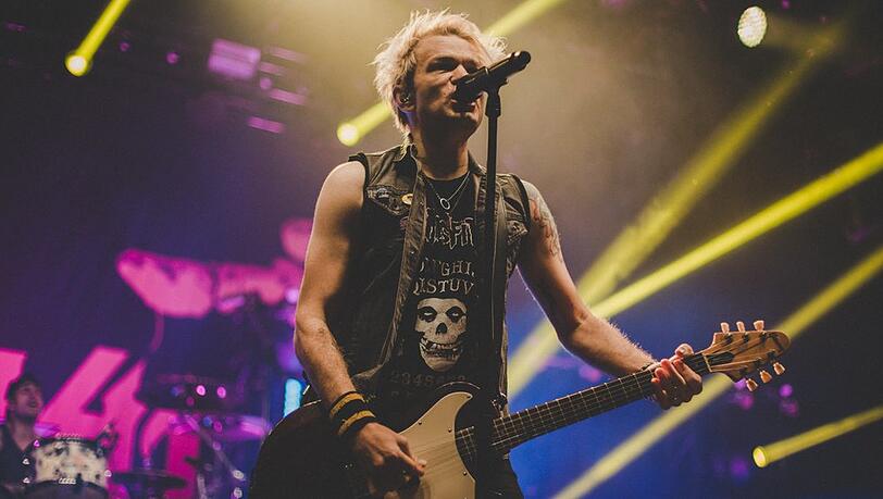 Deryck Whibley von Sum 41 bei einem Auftritt in Manchester.