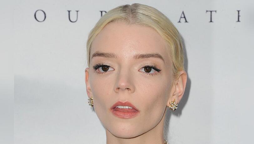 Anya Taylor-Joy ist für ihre Porzellanhaut bekannt.