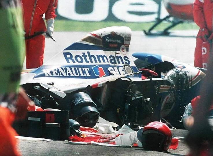 Auf makabere Weise ein Vorbild für „F1“ und den Fahrer Brad Pitt als Sonny Hayes im Film: Ayrton Senna - und hier sein Wagen nach dem tödlichen Unfall am 1. Mai 1994 auf der Rennstrecke in Imola.