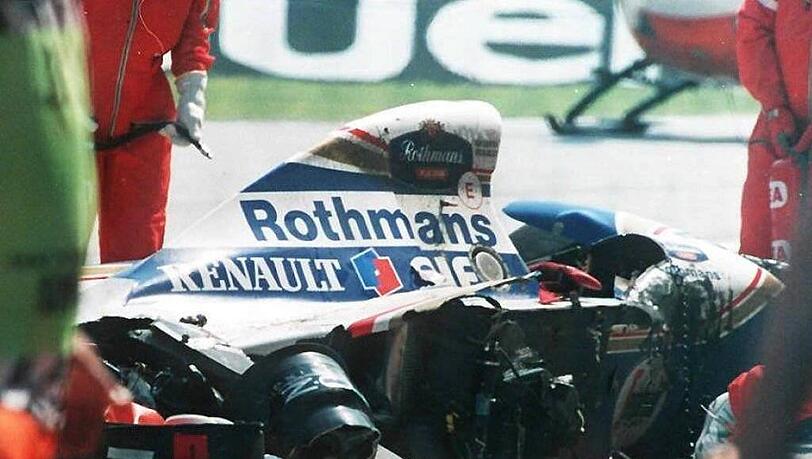 Auf makabere Weise ein Vorbild für „F1“ und den Fahrer Brad Pitt als Sonny Hayes im Film: Ayrton Senna - und hier sein Wagen nach dem tödlichen Unfall am 1. Mai 1994 auf der Rennstrecke in Imola. Auf makabere Weise ein Vorbild für „F1“ und den Fahrer Brad Pitt als Sonny Hayes im Film: Ayrton Senna - und hier sein Wagen nach dem tödlichen Unfall am 1. Mai 1994 auf der Rennstrecke in Imola.