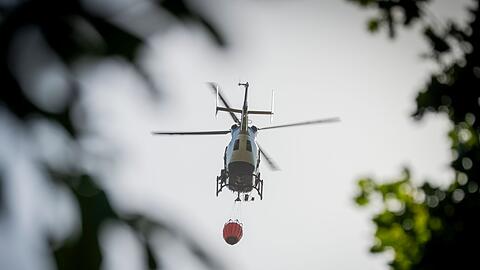 Die Polizei war mit L&ouml;schhubschraubern im Einsatz. (Archivbild)