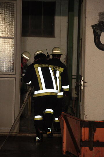 Im Landkreis Mühldorf ist in der Nacht von Mittwoch auf Donnerstag der Dachstuhl eines Ziegelwerks in Aubenham bei Obergkirchen ausgebrannt. Die Ermittlungen zur Brandursache laufen noch.